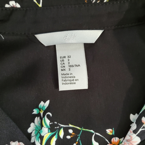 H&M Silky Long-Sleeve Button-Down Floral Blouse, 2 - Picture 6 of 9